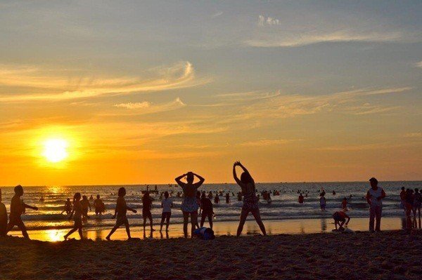 Tập thể dục buổi sáng trên bãi biển Quy Nhơn là sự lựa chọn hoàn hảo cho một ngày mới tràn đầy năng lượng - Ảnh: Linh Ngo