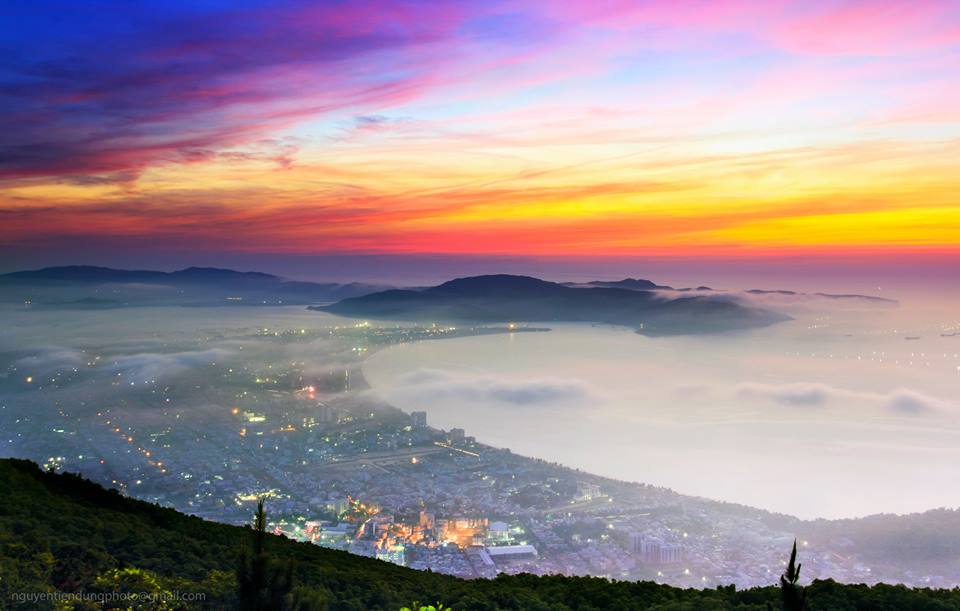 Choáng ngợp trước vẻ đẹp vi diệu của bình mình nhìn từ đỉnh núi - Ảnh: Nguyễn Dũng