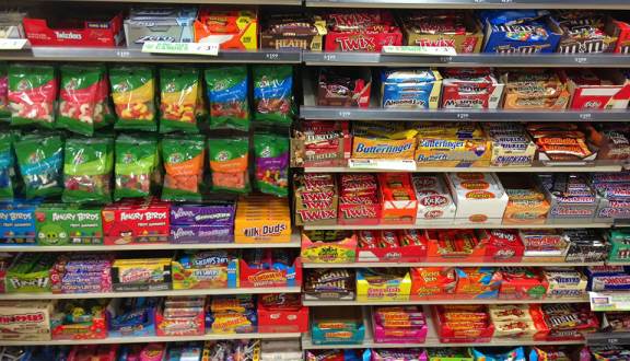 Đa dạng các loại bánh kẹo đến từ Nhật Bản,Thái Lan, Mỹ - Ảnh: Lê Hòa