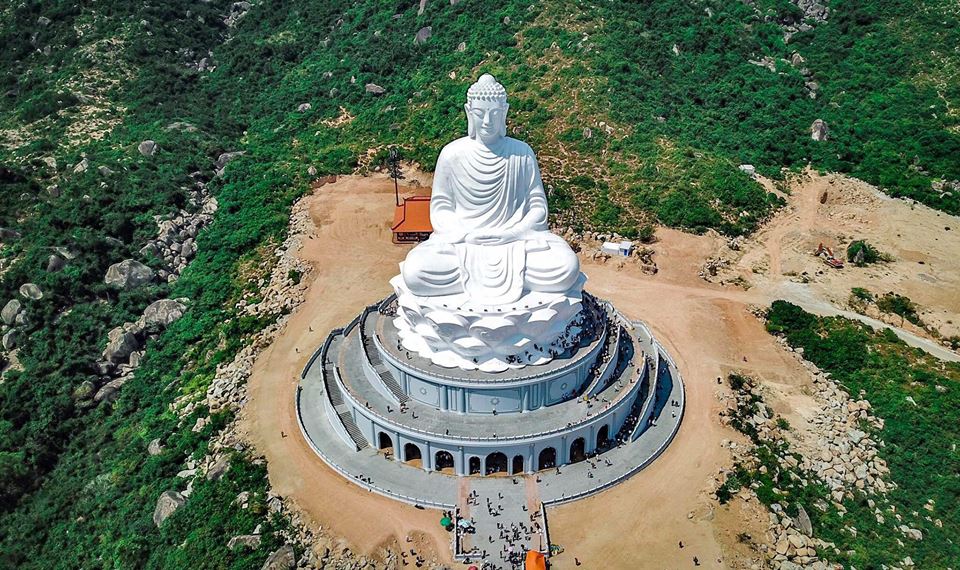 Tượng Đức Phật ngự trên tòa sen