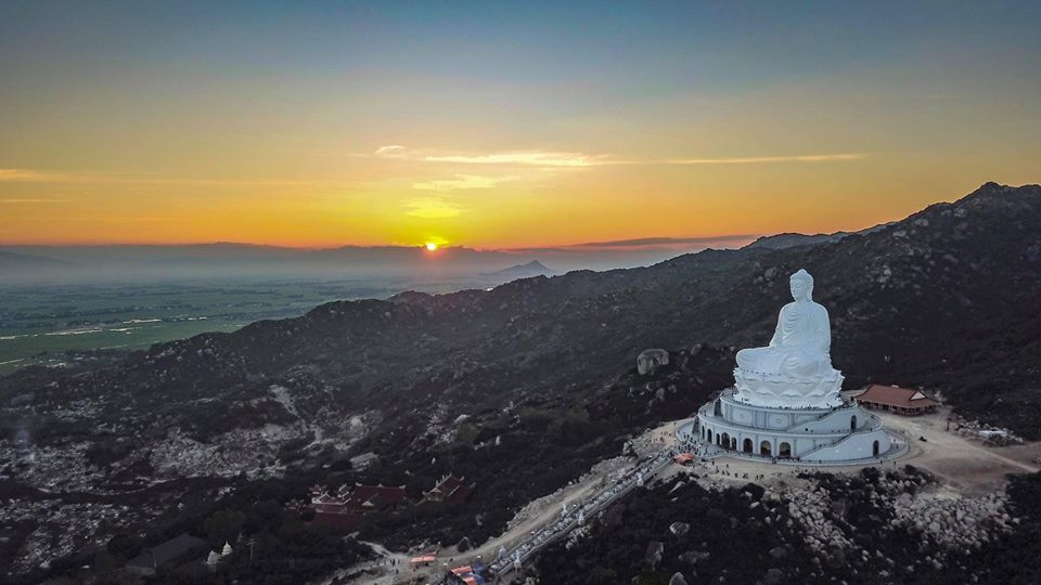 Tượng Phật ngồi Thích Ca Mâu Ni lớn nhất Đông Nam Á hướng tầm nhìn về phía Đầm Thị Nại