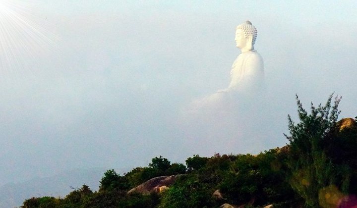 Tượng Phật ngồi Thích Ca Mâu Ni mờ ảo trong buổi sớm sương khói