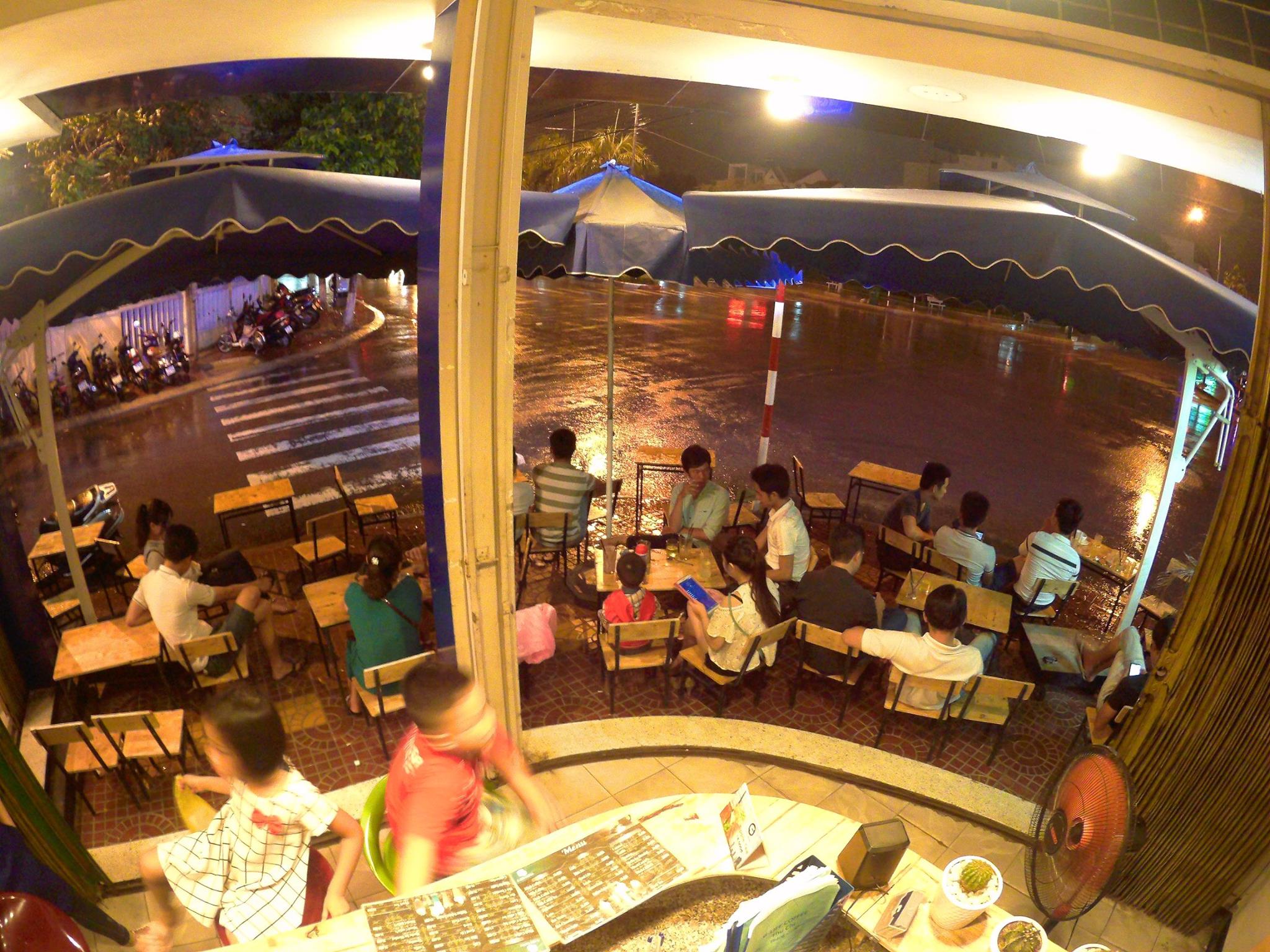 Văn hóa cafe bệt tại Quy Nhơn (Ảnh: Glife 2)