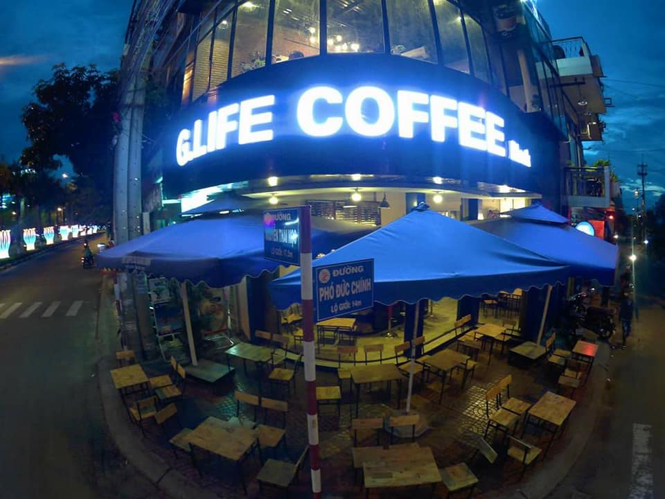 Glife Coffee nổi bật giữa cung đường Nguyễn Thái Học và Phó Đức Chính (Ảnh: Glife 2)
