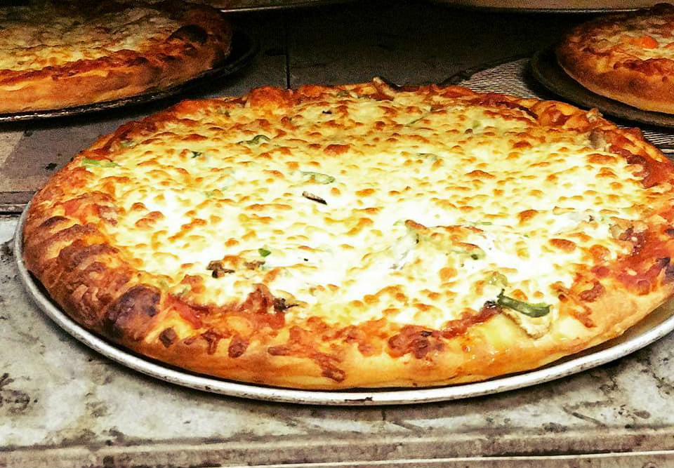 Pizza chay với viền bánh giòn tan và phô mai mằn mặn - Ảnh: Buratino Pizza