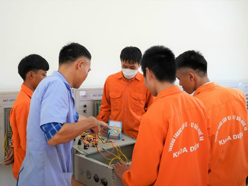 Top 8 Trường Dạy Nghề Điện Công Nghiệp Tốt Nhất Ở Nghệ An 14 co nen hoc nghe dien cong nghep o bac nghe an